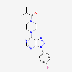 molecular formula C18H20FN7O B2843358 1-(4-(3-(4-fluorophenyl)-3H-[1,2,3]triazolo[4,5-d]pyrimidin-7-yl)piperazin-1-yl)-2-methylpropan-1-one CAS No. 923512-19-0