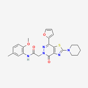 molecular formula C24H25N5O4S B2844321 2-(7-(呋喃-2-基)-4-氧代-2-(哌啶-1-基)噻唑并[4,5-d]嘧啶-5(4H)-基)-N-(2-甲氧基-5-甲基苯基)乙酰胺 CAS No. 1202969-25-2