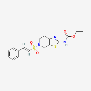 molecular formula C17H19N3O4S2 B2845822 (E)-乙酸-基(5-(苯乙烯基磺酰)-4,5,6,7-四氢噻唑并[5,4-c]吡啶-2-基)氨基甲酸酯 CAS No. 1351663-68-7