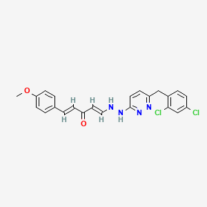 (1E,4E)-1-[2-[6-[(2,4-dichlorophenyl)methyl]pyridazin-3-yl]hydrazinyl]-5-(4-methoxyphenyl)penta-1,4-dien-3-one