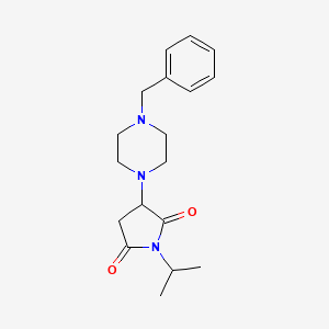 B2850973 3-(4-Benzylpiperazin-1-yl)-1-isopropylpyrrolidine-2,5-dione CAS No. 924873-69-8