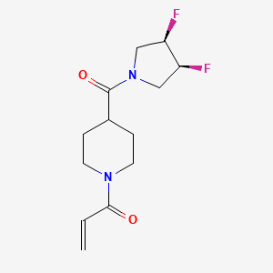 1-[4-[(3S,4R)-3,4-Difluoropyrrolidine-1-carbonyl]piperidin-1-yl]prop-2-en-1-one