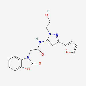 molecular formula C18H16N4O5 B2854100 N-(3-(furan-2-yl)-1-(2-hydroxyethyl)-1H-pyrazol-5-yl)-2-(2-oxobenzo[d]oxazol-3(2H)-yl)acetamide CAS No. 1219912-01-2