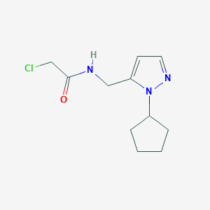 2-Chloro-N-[(2-cyclopentylpyrazol-3-yl)methyl]acetamide