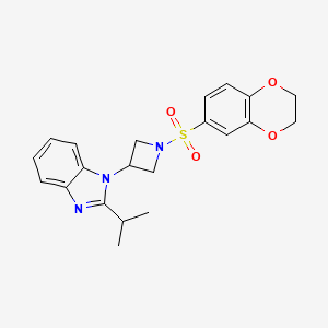 molecular formula C21H23N3O4S B2855074 1-[1-(2,3-Dihydro-1,4-benzodioxin-6-ylsulfonyl)azetidin-3-yl]-2-propan-2-ylbenzimidazole CAS No. 2415632-00-5