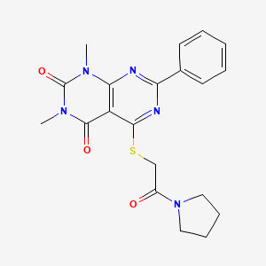 molecular formula C20H21N5O3S B2855874 1,3-dimethyl-5-((2-oxo-2-(pyrrolidin-1-yl)ethyl)thio)-7-phenylpyrimido[4,5-d]pyrimidine-2,4(1H,3H)-dione CAS No. 863003-33-2