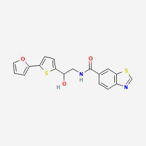 molecular formula C18H14N2O3S2 B2858966 N-[2-[5-(Furan-2-yl)thiophen-2-yl]-2-hydroxyethyl]-1,3-benzothiazole-6-carboxamide CAS No. 2319851-35-7