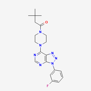 molecular formula C20H24FN7O B2859021 1-(4-(3-(3-氟苯基)-3H-[1,2,3]三唑并[4,5-d]嘧啶-7-基)哌嗪-1-基)-3,3-二甲基丁-1-酮 CAS No. 920227-04-9