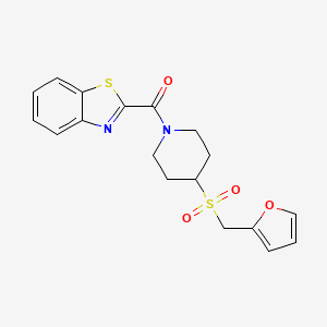 molecular formula C18H18N2O4S2 B2859047 Benzo[d]thiazol-2-yl(4-((furan-2-ylmethyl)sulfonyl)piperidin-1-yl)methanone CAS No. 1448067-48-8