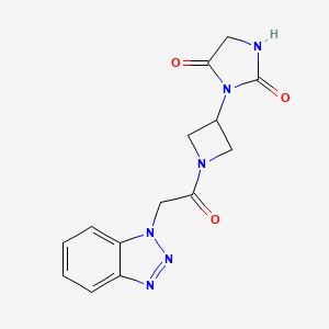 molecular formula C14H14N6O3 B2859451 3-(1-(2-(1H-benzo[d][1,2,3]triazol-1-yl)acetyl)azetidin-3-yl)imidazolidine-2,4-dione CAS No. 2034311-00-5