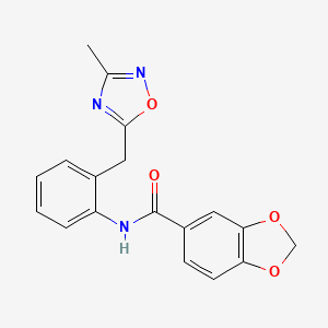 molecular formula C18H15N3O4 B2860914 N-(2-((3-methyl-1,2,4-oxadiazol-5-yl)methyl)phenyl)benzo[d][1,3]dioxole-5-carboxamide CAS No. 1448121-71-8
