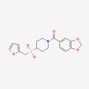 molecular formula C18H19NO6S B2861625 Benzo[d][1,3]dioxol-5-yl(4-((furan-2-ylmethyl)sulfonyl)piperidin-1-yl)methanone CAS No. 1448063-61-3