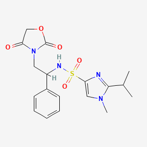 molecular formula C18H22N4O5S B2861811 N-(2-(2,4-二氧代恶唑烷-3-基)-1-苯乙基)-2-异丙基-1-甲基-1H-咪唑-4-磺酰胺 CAS No. 1903408-55-8