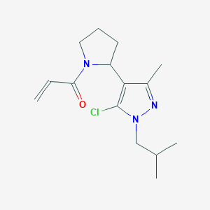 molecular formula C15H22ClN3O B2862931 1-{2-[5-chloro-3-methyl-1-(2-methylpropyl)-1H-pyrazol-4-yl]pyrrolidin-1-yl}prop-2-en-1-one CAS No. 2094487-76-8