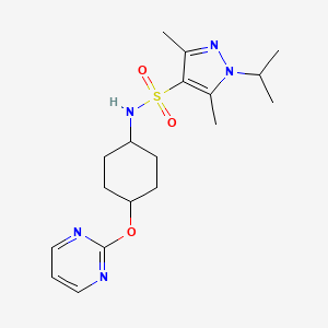 molecular formula C18H27N5O3S B2863268 1-isopropyl-3,5-dimethyl-N-((1r,4r)-4-(pyrimidin-2-yloxy)cyclohexyl)-1H-pyrazole-4-sulfonamide CAS No. 2034249-12-0
