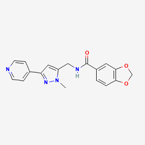 molecular formula C18H16N4O3 B2864186 N-[(2-Methyl-5-pyridin-4-ylpyrazol-3-yl)methyl]-1,3-benzodioxole-5-carboxamide CAS No. 2309746-21-0