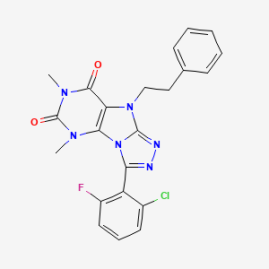 molecular formula C22H18ClFN6O2 B2866342 3-(2-chloro-6-fluorophenyl)-5,7-dimethyl-9-phenethyl-5H-[1,2,4]triazolo[4,3-e]purine-6,8(7H,9H)-dione CAS No. 921885-01-0