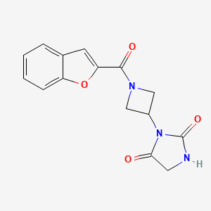 molecular formula C15H13N3O4 B2867156 3-(1-(苯并呋喃-2-羰基)氮杂环丁-3-基)咪唑烷-2,4-二酮 CAS No. 2034363-99-8