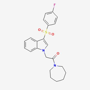 molecular formula C22H23FN2O3S B2867360 1-(氮杂环戊-1-基)-2-(3-((4-氟苯基)磺酰基)-1H-吲哚-1-基)乙酮 CAS No. 946246-39-5