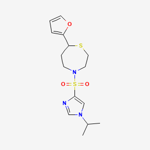 molecular formula C15H21N3O3S2 B2868275 7-(呋喃-2-基)-4-((1-异丙基-1H-咪唑-4-基)磺酰基)-1,4-噻氮杂环 CAS No. 1706299-19-5