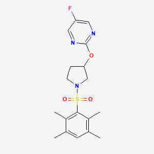 molecular formula C18H22FN3O3S B2868662 5-Fluoro-2-((1-((2,3,5,6-tetramethylphenyl)sulfonyl)pyrrolidin-3-yl)oxy)pyrimidine CAS No. 2034327-37-0