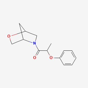 molecular formula C14H17NO3 B2868785 1-(2-氧杂-5-氮杂双环[2.2.1]庚烷-5-基)-2-苯氧基丙انون CAS No. 2034288-91-8