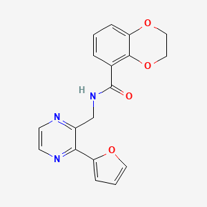 molecular formula C18H15N3O4 B2868919 N-((3-(furan-2-yl)pyrazin-2-yl)methyl)-2,3-dihydrobenzo[b][1,4]dioxine-5-carboxamide CAS No. 2034533-50-9