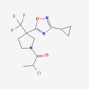 2-Chloro-1-[3-(3-cyclopropyl-1,2,4-oxadiazol-5-yl)-3-(trifluoromethyl)pyrrolidin-1-yl]propan-1-one