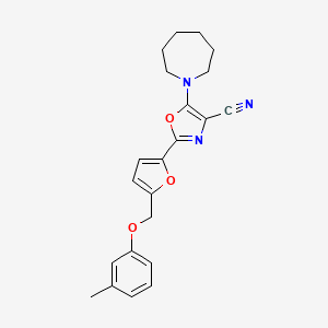 molecular formula C22H23N3O3 B2871853 5-(氮杂环戊基)-2-(5-((间甲苯氧基)甲基)呋喃-2-基)恶唑-4-腈 CAS No. 931318-03-5