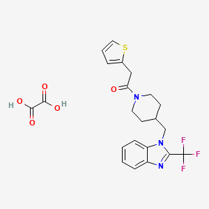 molecular formula C22H22F3N3O5S B2873302 2-(thiophen-2-yl)-1-(4-((2-(trifluoromethyl)-1H-benzo[d]imidazol-1-yl)methyl)piperidin-1-yl)ethanone oxalate CAS No. 1351610-33-7