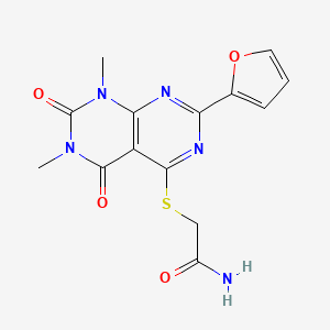 molecular formula C14H13N5O4S B2873349 2-[7-(呋喃-2-基)-1,3-二甲基-2,4-二氧代嘧啶并[4,5-d]嘧啶-5-基]硫代乙酰胺 CAS No. 847190-90-3
