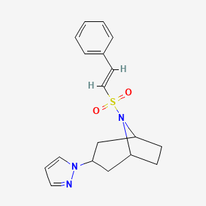 molecular formula C18H21N3O2S B2873936 (1R,5S)-3-(1H-吡唑-1-基)-8-(((E)-苯乙烯基)磺酰基)-8-氮杂双环[3.2.1]辛烷 CAS No. 2321352-75-2