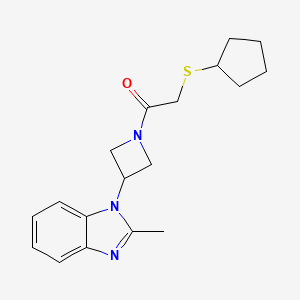 molecular formula C18H23N3OS B2874463 2-Cyclopentylsulfanyl-1-[3-(2-methylbenzimidazol-1-yl)azetidin-1-yl]ethanone CAS No. 2380100-56-9
