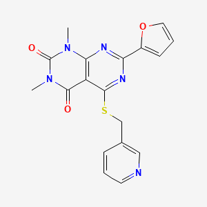 molecular formula C18H15N5O3S B2874684 7-(Furan-2-yl)-1,3-dimethyl-5-(pyridin-3-ylmethylsulfanyl)pyrimido[4,5-d]pyrimidine-2,4-dione CAS No. 847191-25-7