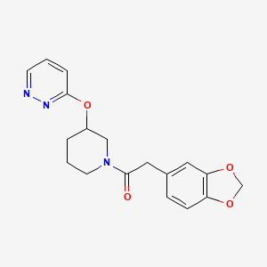 molecular formula C18H19N3O4 B2874707 2-(Benzo[d][1,3]dioxol-5-yl)-1-(3-(pyridazin-3-yloxy)piperidin-1-yl)ethanone CAS No. 2034225-27-7