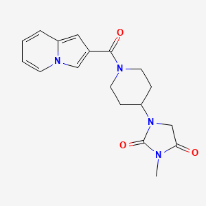 molecular formula C18H20N4O3 B2874997 1-(1-(Indolizine-2-carbonyl)piperidin-4-yl)-3-methylimidazolidine-2,4-dione CAS No. 2177060-80-7