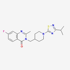 7-Fluoro-2-methyl-3-[[1-(3-propan-2-yl-1,2,4-thiadiazol-5-yl)piperidin-4-yl]methyl]quinazolin-4-one