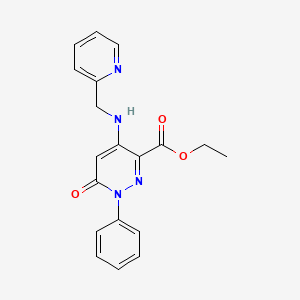 molecular formula C19H18N4O3 B2876998 6-氧代-1-苯基-4-((吡啶-2-基甲基)氨基)-1,6-二氢吡哒嗪-3-羧酸乙酯 CAS No. 923139-92-8