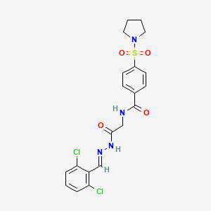 molecular formula C20H20Cl2N4O4S B2878274 (E)-N-(2-(2-(2,6-二氯苄叉亚胺)-2-氧代乙基)-4-(吡咯烷-1-亚磺酰)苯甲酰胺 CAS No. 391885-63-5