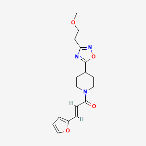 molecular formula C17H21N3O4 B2879318 (E)-3-(呋喃-2-基)-1-(4-(3-(2-甲氧基乙基)-1,2,4-恶二唑-5-基)哌啶-1-基)丙-2-烯-1-酮 CAS No. 1428382-15-3