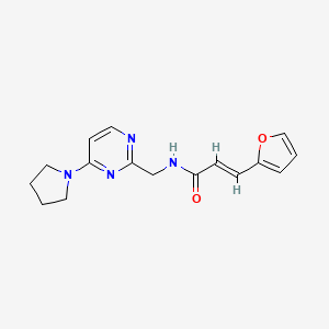 B2879763 (E)-3-(furan-2-yl)-N-((4-(pyrrolidin-1-yl)pyrimidin-2-yl)methyl)acrylamide CAS No. 1798413-48-5