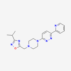 molecular formula C19H23N7O B2880405 3-Propan-2-yl-5-[[4-(6-pyridin-2-ylpyridazin-3-yl)piperazin-1-yl]methyl]-1,2,4-oxadiazole CAS No. 2380174-13-8