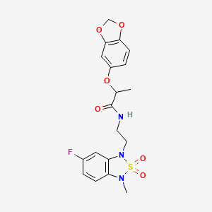 molecular formula C19H20FN3O6S B2881951 2-(苯并[d][1,3]二氧杂环-5-氧基)-N-(2-(6-氟-3-甲基-2,2-二氧化苯并[c][1,2,5]噻二唑-1(3H)-基)乙基)丙酰胺 CAS No. 2034454-29-8
