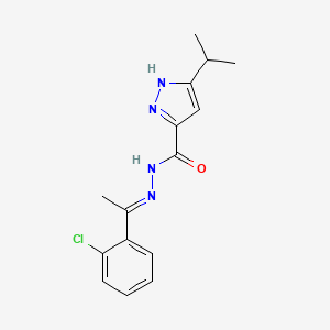 molecular formula C15H17ClN4O B2882949 (E)-N'-(1-(2-chlorophenyl)ethylidene)-3-isopropyl-1H-pyrazole-5-carbohydrazide CAS No. 1285530-99-5