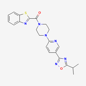 molecular formula C22H22N6O2S B2883558 Benzo[d]thiazol-2-yl(4-(5-(5-isopropyl-1,2,4-oxadiazol-3-yl)pyridin-2-yl)piperazin-1-yl)methanone CAS No. 1421452-20-1