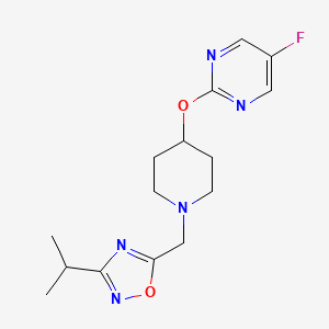 molecular formula C15H20FN5O2 B2885151 5-[[4-(5-Fluoropyrimidin-2-yl)oxypiperidin-1-yl]methyl]-3-propan-2-yl-1,2,4-oxadiazole CAS No. 2380178-43-6