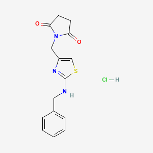 molecular formula C15H16ClN3O2S B2886540 1-((2-(Benzylamino)thiazol-4-yl)methyl)pyrrolidine-2,5-dione hydrochloride CAS No. 2034250-82-1