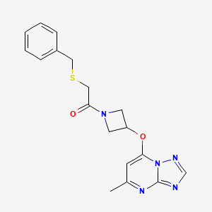 molecular formula C18H19N5O2S B2890736 2-(苄基硫代)-1-[3-({5-甲基-[1,2,4]三唑并[1,5-a]嘧啶-7-基}氧代)氮杂环丁-1-基]乙烷-1-酮 CAS No. 2097863-37-9