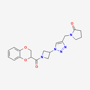 molecular formula C19H21N5O4 B2892729 1-((1-(1-(2,3-dihydrobenzo[b][1,4]dioxine-2-carbonyl)azetidin-3-yl)-1H-1,2,3-triazol-4-yl)methyl)pyrrolidin-2-one CAS No. 2034250-58-1