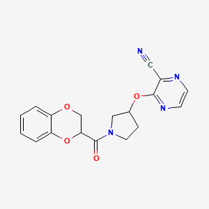 molecular formula C18H16N4O4 B2893558 3-((1-(2,3-二氢苯并[b][1,4]二噁英-2-羰基)吡咯烷-3-基)氧基)吡嗪-2-腈 CAS No. 2034449-76-6